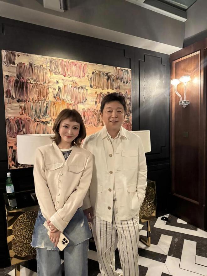 探亲！和朋友聚餐穿的很鲜肉腮红好明显麻将胡了电子游戏内娱大咖黄渤现身山东(图4)