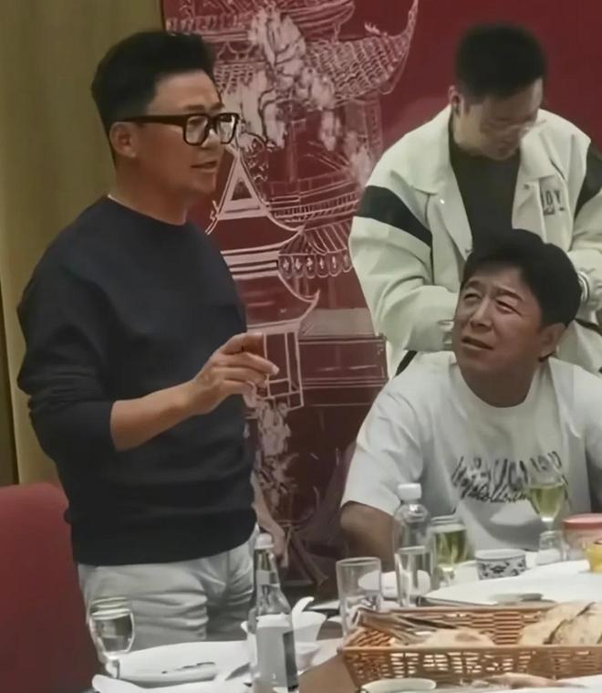 探亲！和朋友聚餐穿的很鲜肉腮红好明显麻将胡了电子游戏内娱大咖黄渤现身山东(图6)